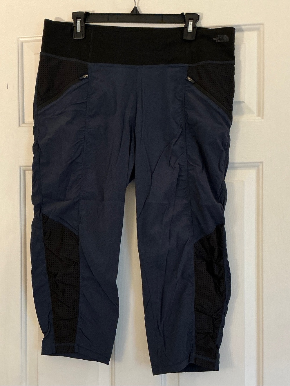 The North Face Navy and Black Capri Performance Leggings size Large